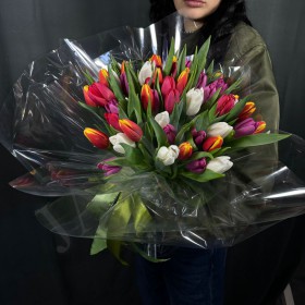 Букет 51 тюльпан - Жарден. Оптово-розничные продажи цветов и растений в Уральском регионе.