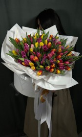 Мега композиция 101 тюльпан - Жарден. Оптово-розничные продажи цветов и растений в Уральском регионе.