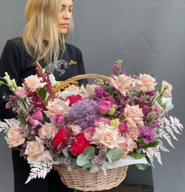 Композиция в корзинке № 2 - Жарден. Оптово-розничные продажи цветов и растений в Уральском регионе.