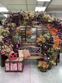Оформление фотозоны в гипермаркете - Жарден. Оптово-розничные продажи цветов и растений в Уральском регионе.