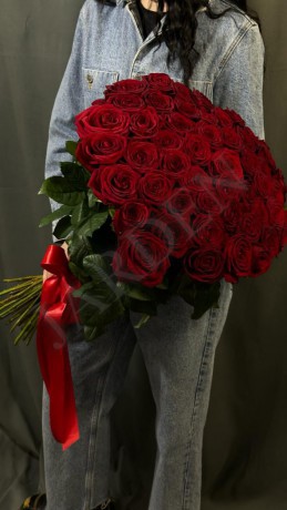 Моно букет № 114 (51 роза) - Жарден. Оптово-розничные продажи цветов и растений в Уральском регионе.